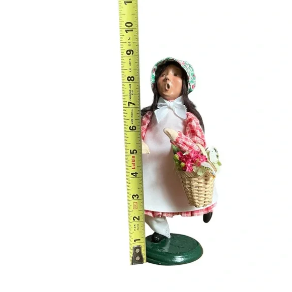 Byers Carolers - Spring Gardening Girl - White Apron - Picture 7 of 7